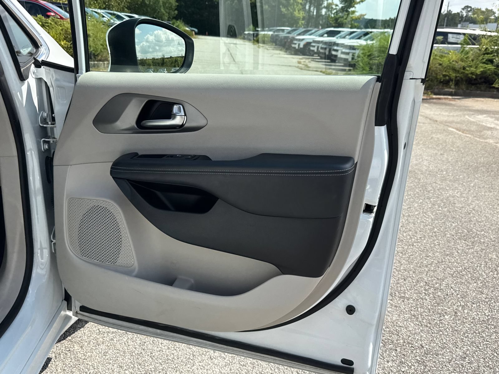 Used 2023 Chrysler Pacifica Touring-L FWD image 14