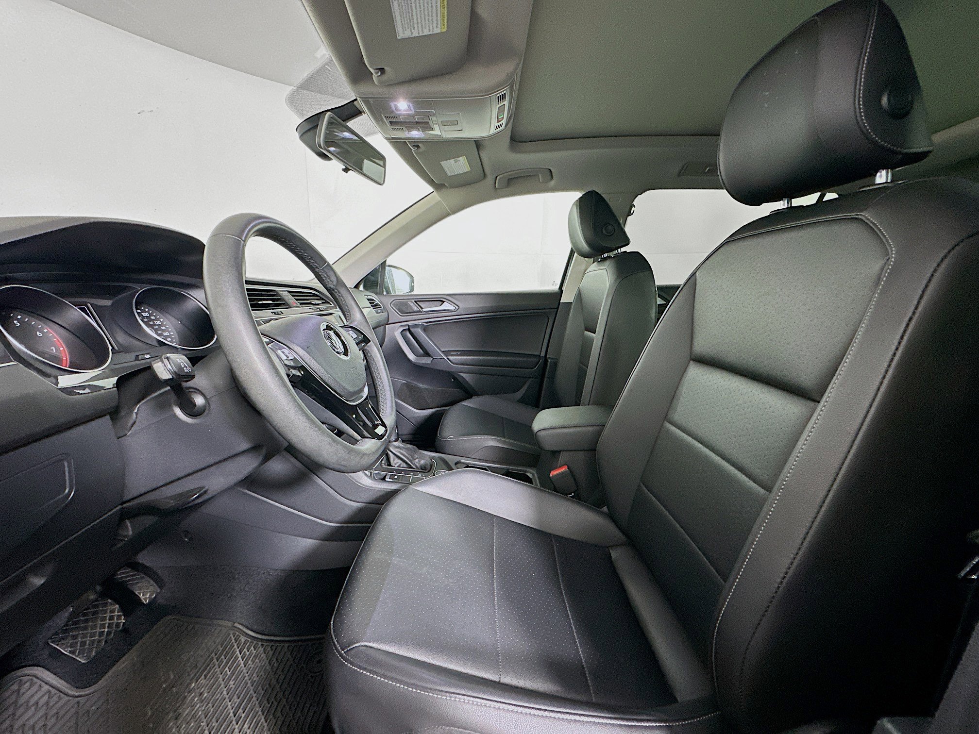 Used 2020 Volkswagen Tiguan SE w/ Panoramic Sunroof Package AWD/4WD image 13