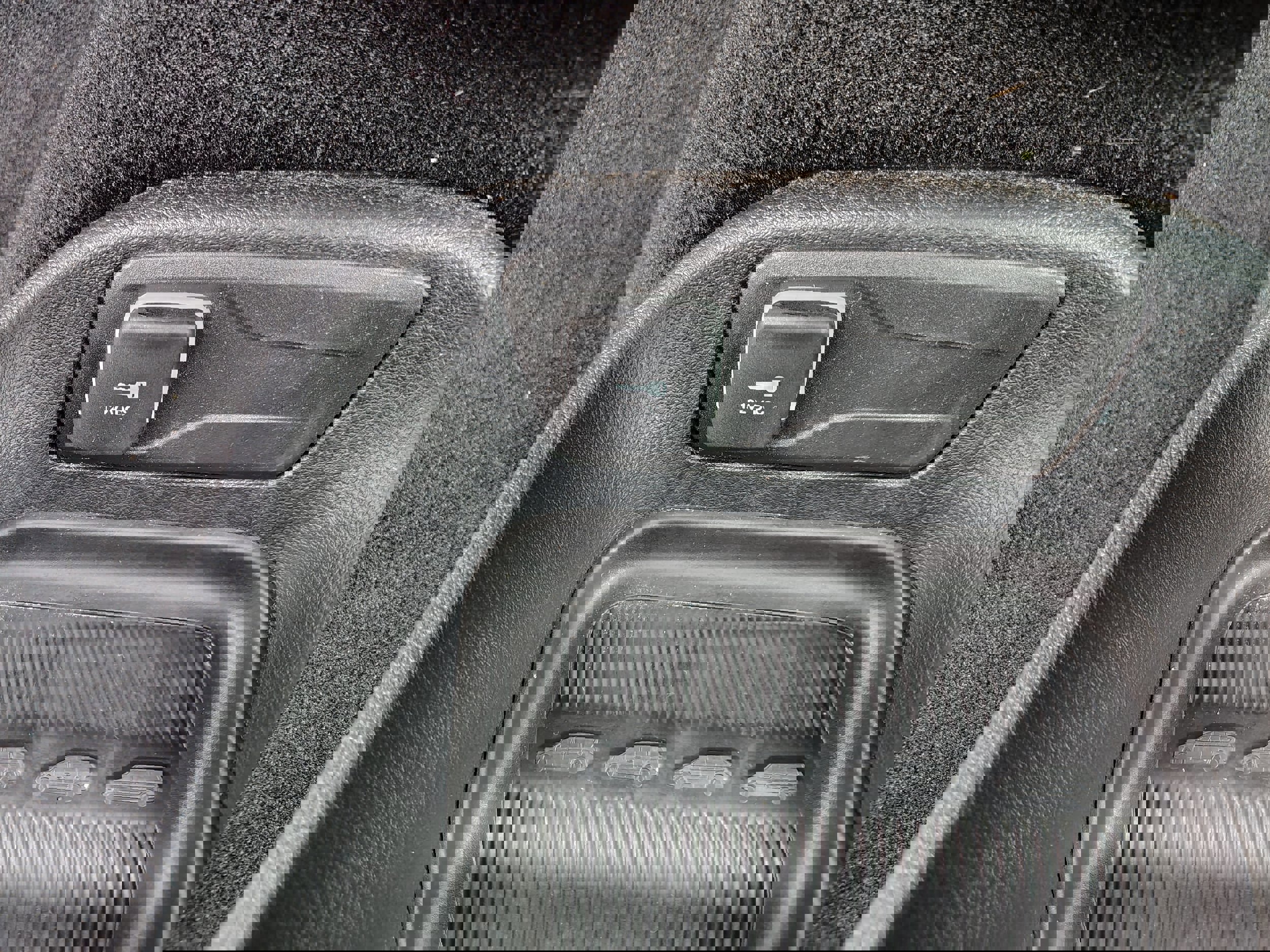 Used 2025 Chrysler Pacifica Select image 35