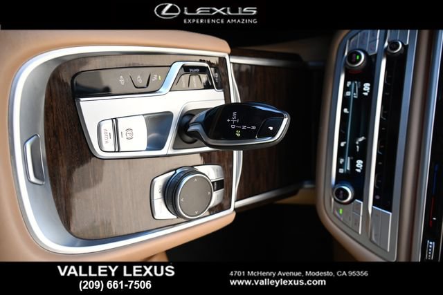 Used 2022 BMW 750i xDrive AWD/4WD image 9