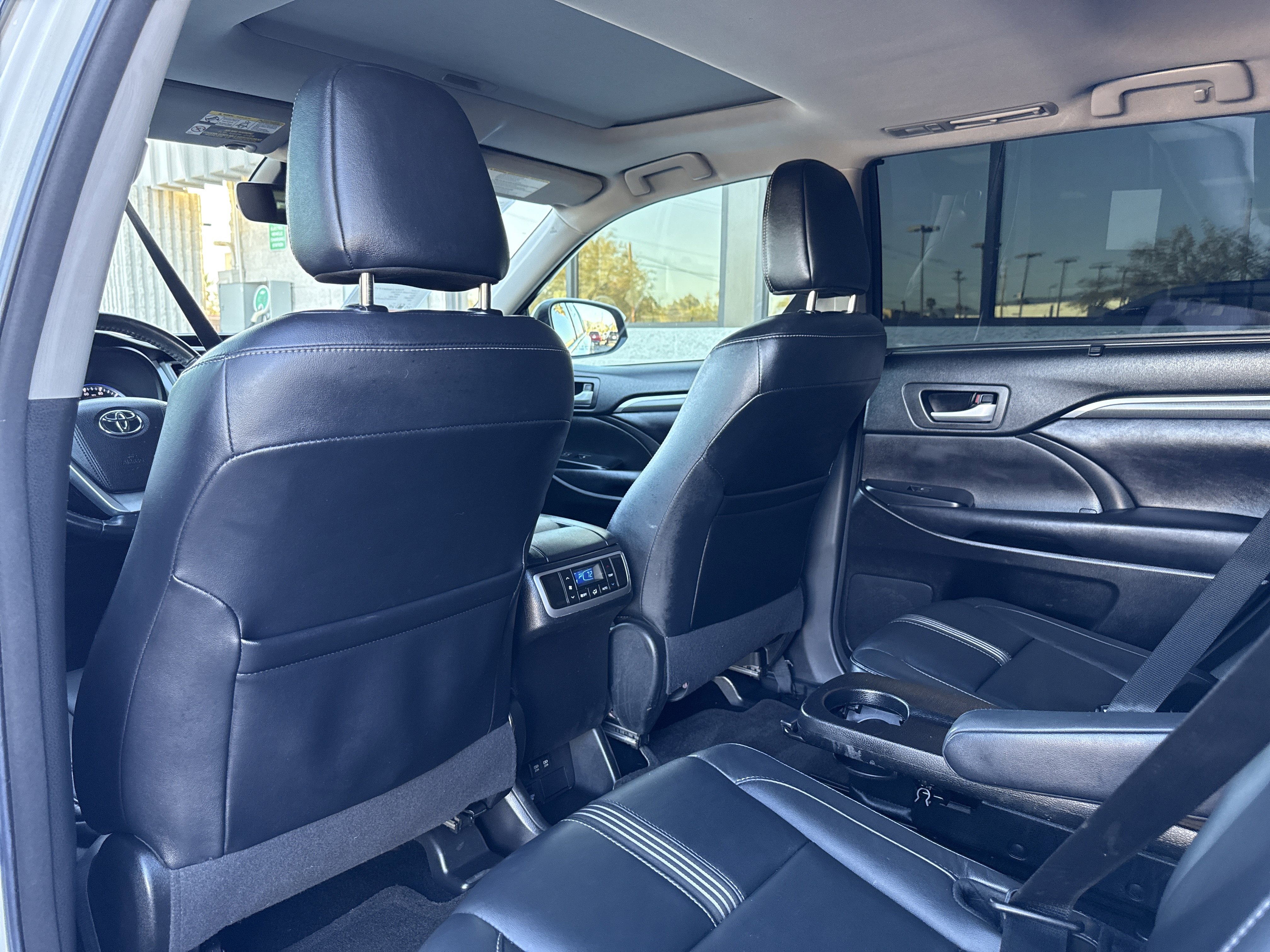 Used 2017 Toyota Highlander SE image 32