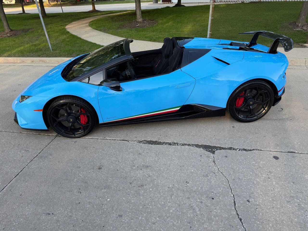 Used 2018 Lamborghini Huracan Performante AWD/4WD image 16