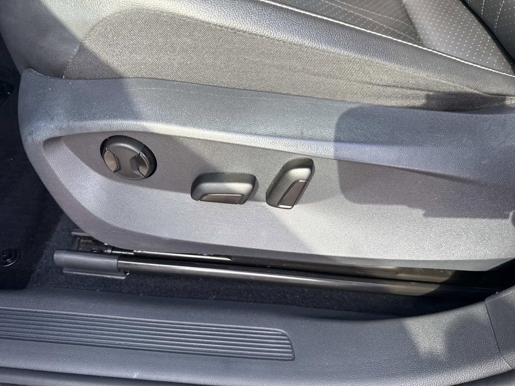 Used 2022 Volkswagen Tiguan SE image 20