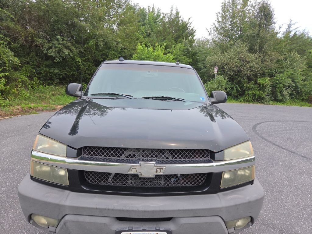 Used 2004 Chevrolet Avalanche 2500 w/ Preferred Equipment Group AWD/4WD image 2