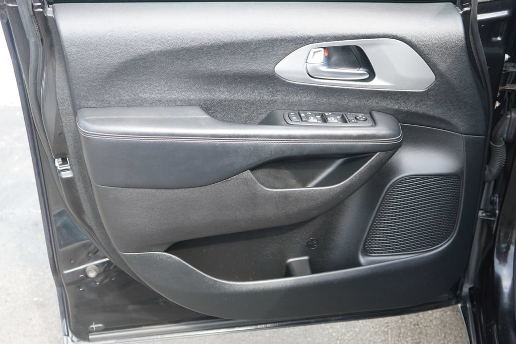 Used 2019 Chrysler Pacifica Touring-L w/ S Appearance Package FWD image 10