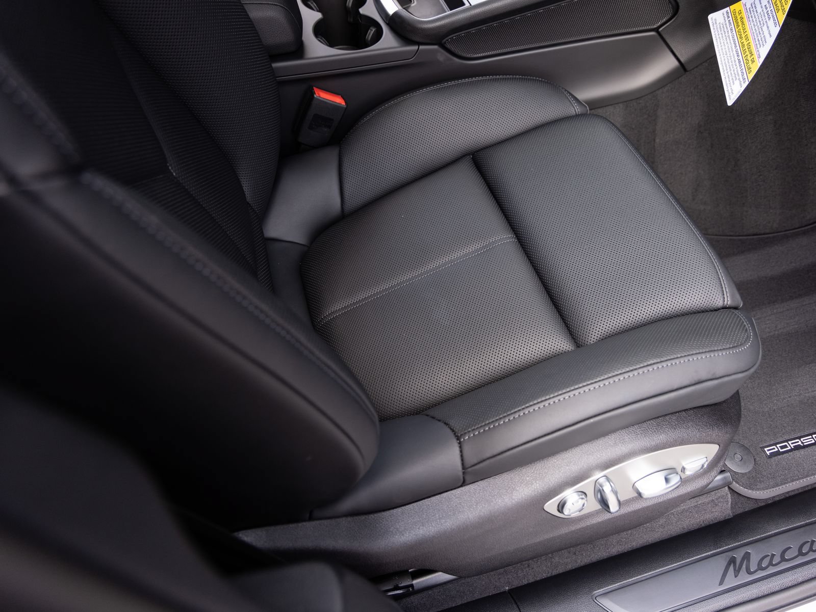 Certified 2026 Porsche Macan AWD/4WD image 34