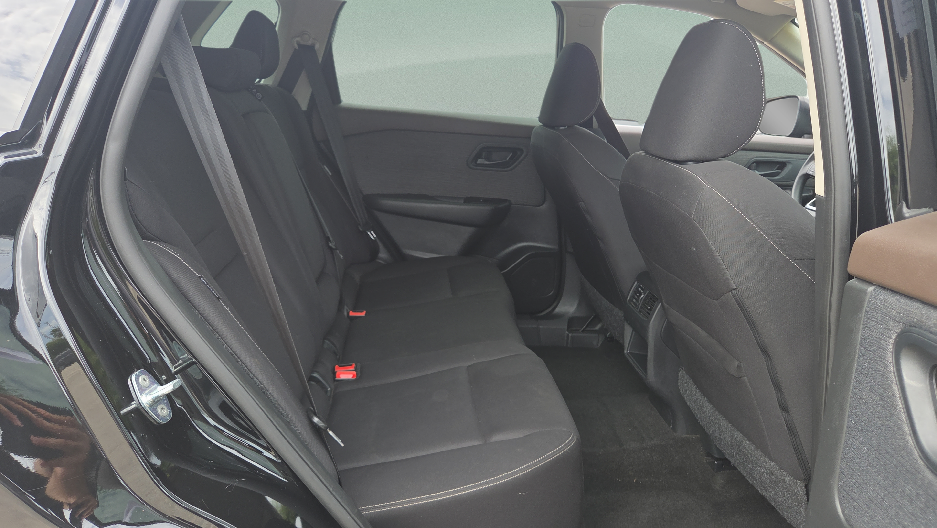 Used 2023 Nissan Rogue S AWD/4WD image 15