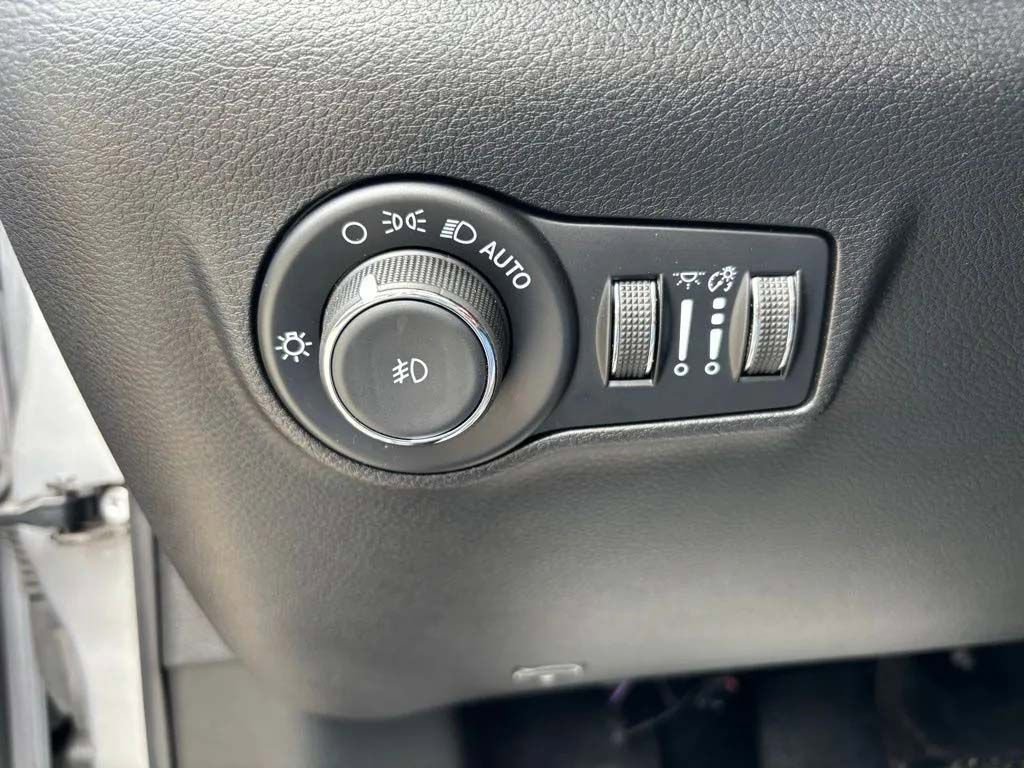 Used 2023 Jeep Compass Limited w/ Sun and Sound Group AWD/4WD image 13