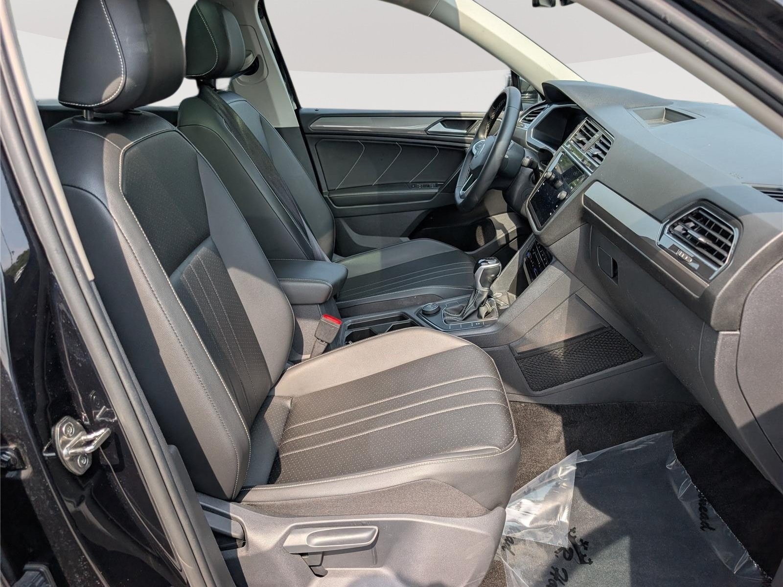 Used 2023 Volkswagen Tiguan SE w/ Panoramic Sunroof Package AWD/4WD image 10