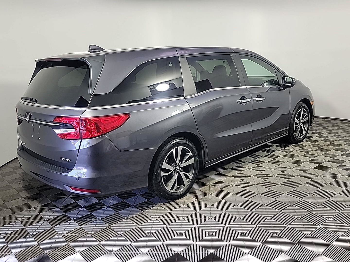 Certified 2024 Honda Odyssey Touring image 4