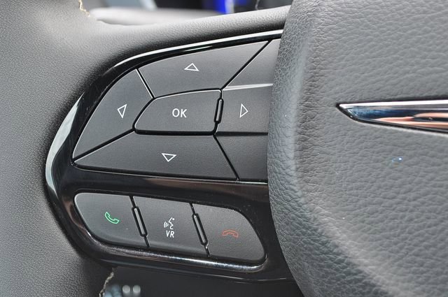 Used 2025 Chrysler Pacifica Limited FWD image 28