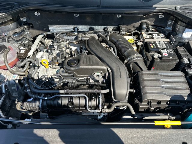 Used 2022 Volkswagen Taos SE w/ Panoramic Sunroof Package FWD image 12