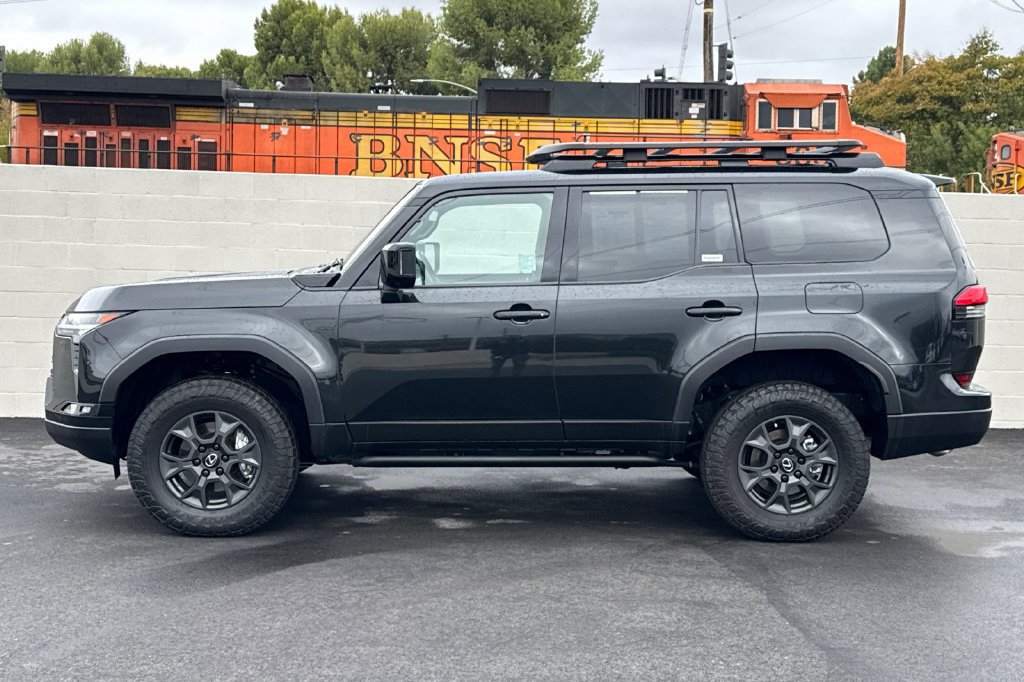 Used 2025 Lexus GX 550 w/ Accessory Package (32) AWD/4WD image 11