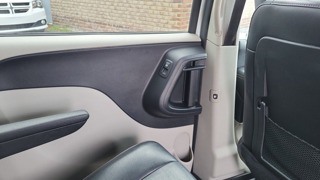 Used 2019 Dodge Grand Caravan SXT image 17