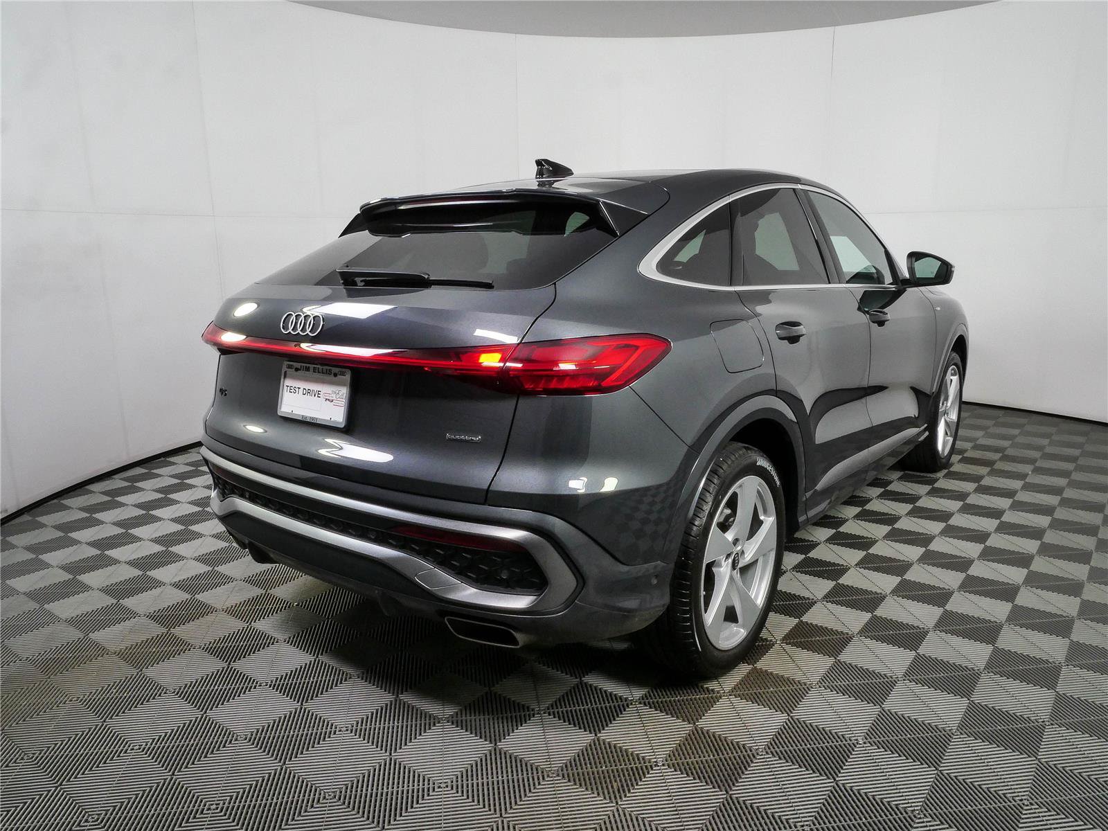 Used 2025 Audi Q5 Prestige w/ 20" Wheel Package AWD/4WD image 3