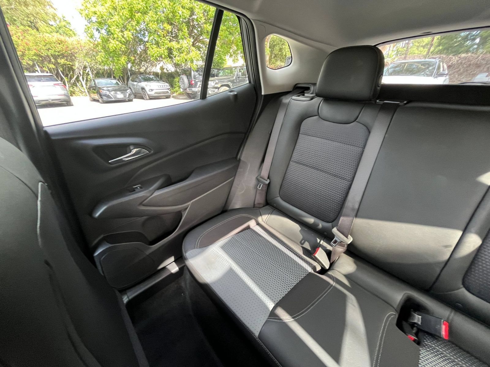 Used 2025 Chevrolet Trax LT w/ LT Convenience Package FWD image 38