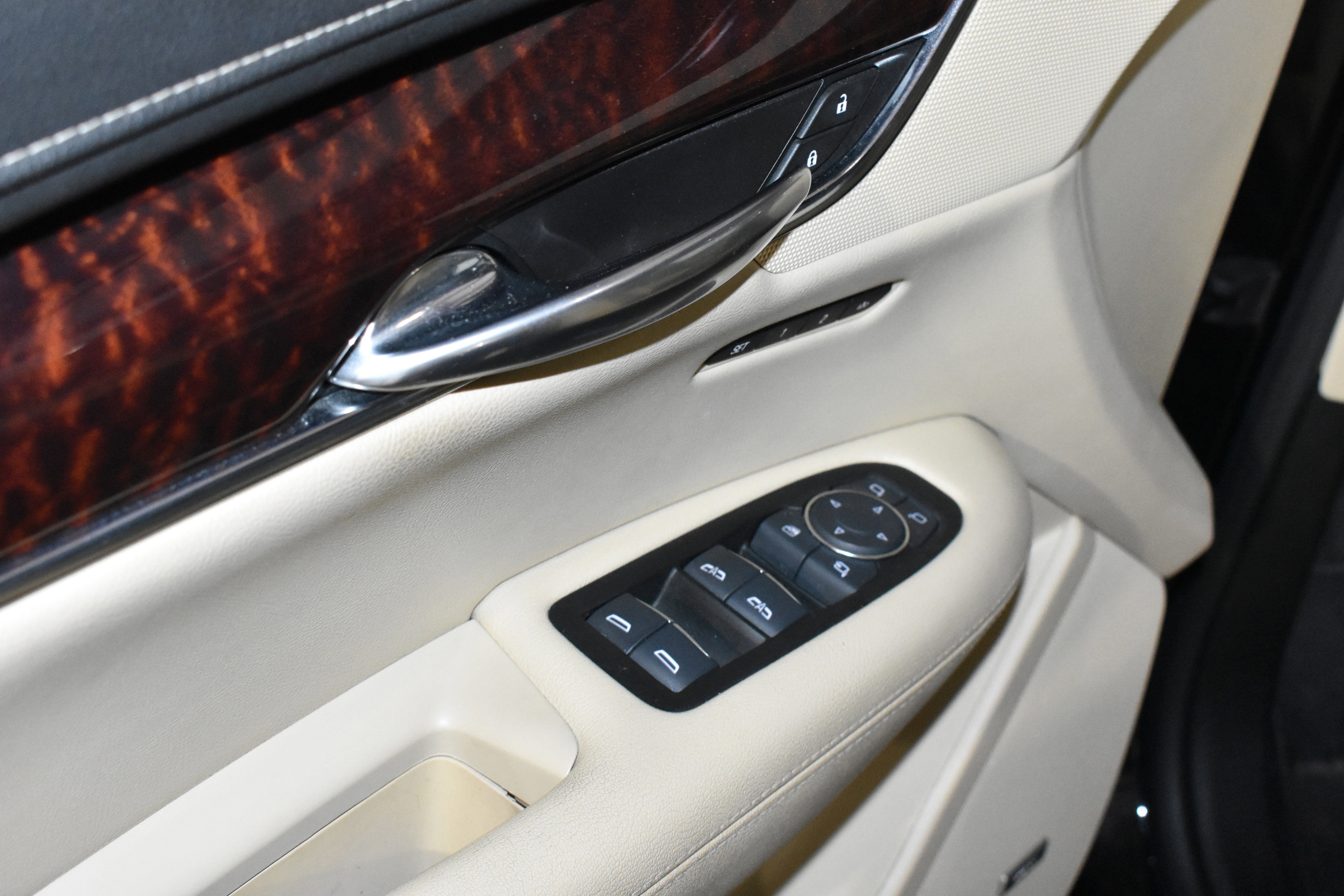 Used 2017 Cadillac XT5 Luxury w/ Driver Awareness Package FWD image 25