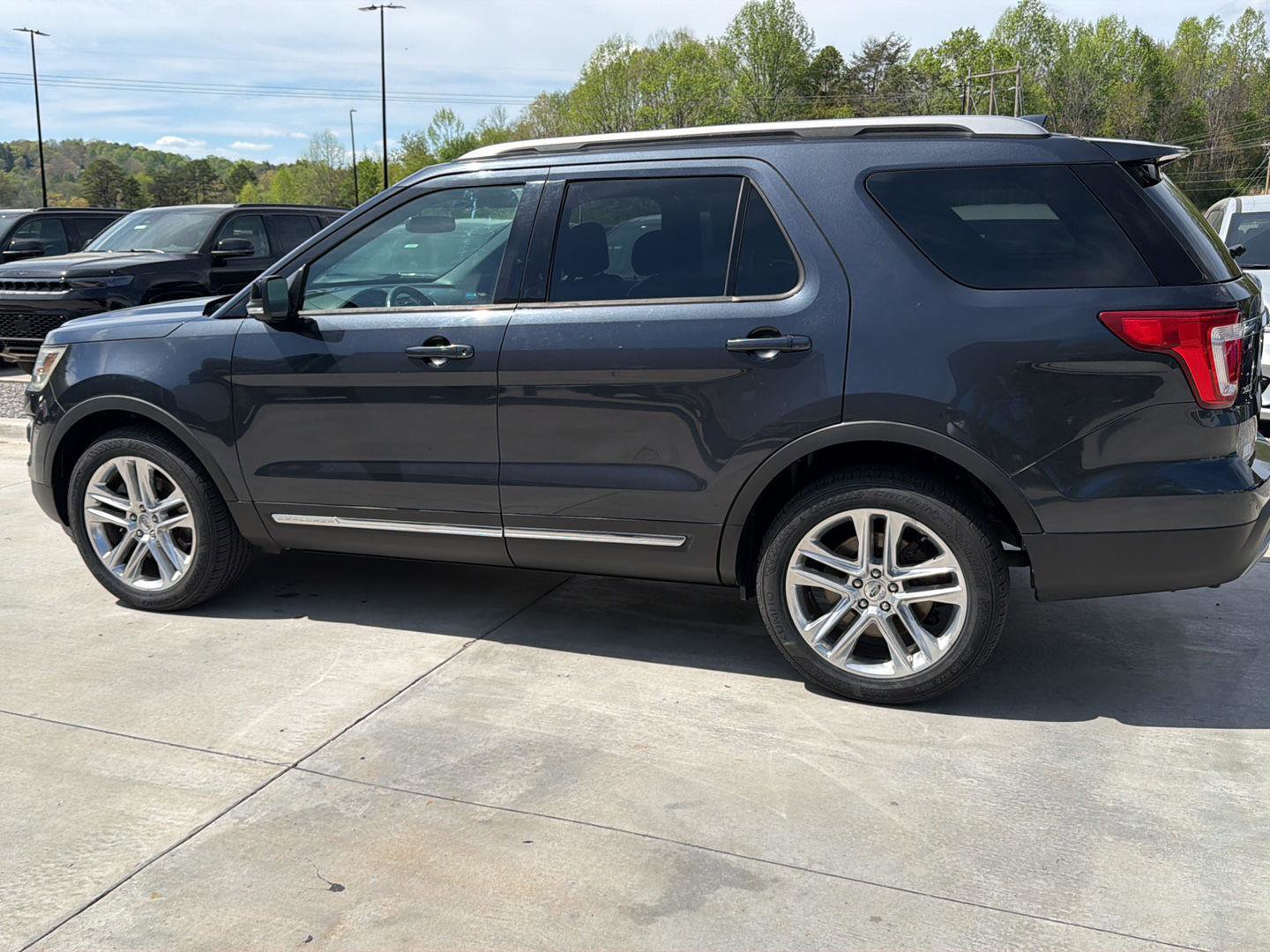 Used 2017 Ford Explorer XLT w/ Equipment Group 202A AWD/4WD image 6