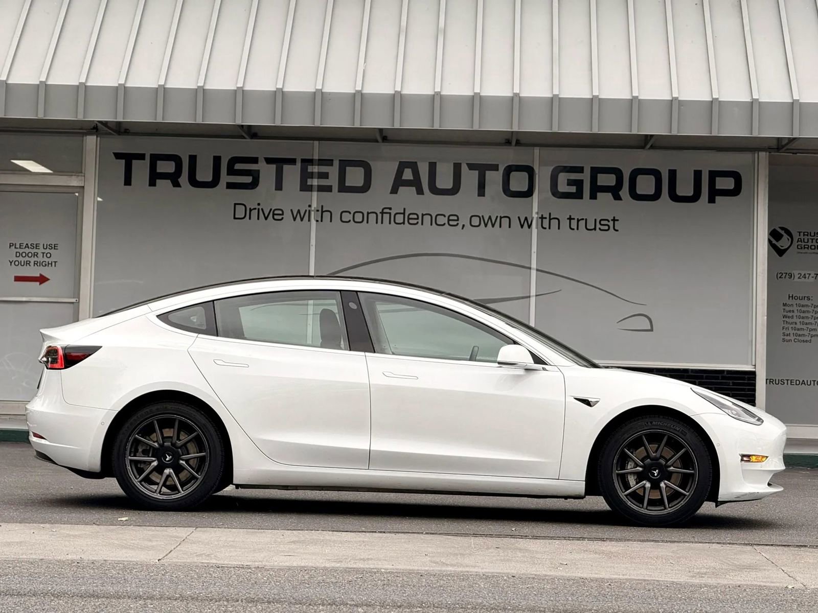 Used 2019 Tesla Model 3 Standard Range Plus image 5