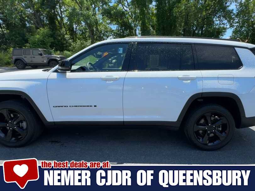 Used 2023 Jeep Grand Cherokee L Laredo AWD/4WD image 5