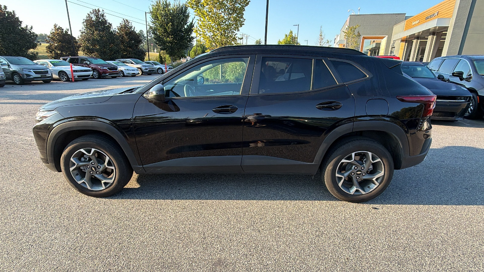 Used 2025 Chevrolet Trax LT FWD image 11