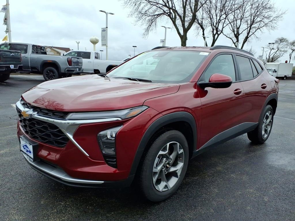 Used 2025 Chevrolet Trax LT w/ Driver Confidence Package FWD image 3