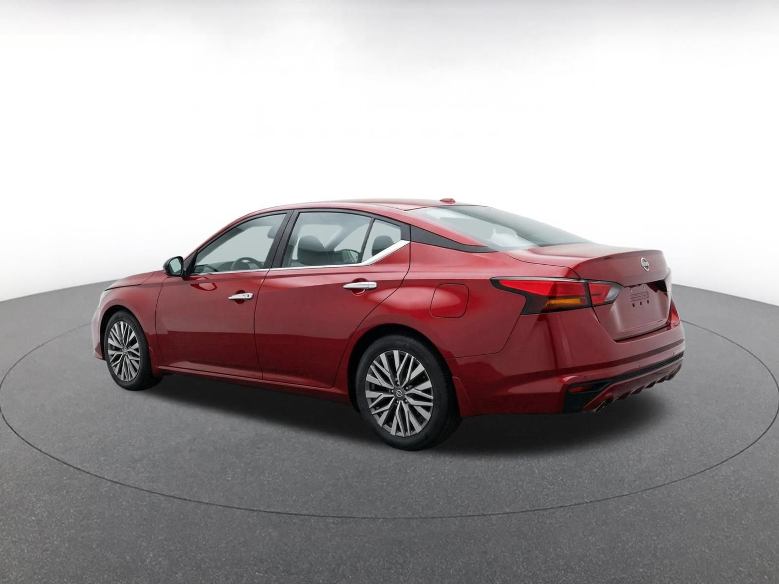 Used 2025 Nissan Altima 2.5 SV FWD image 7