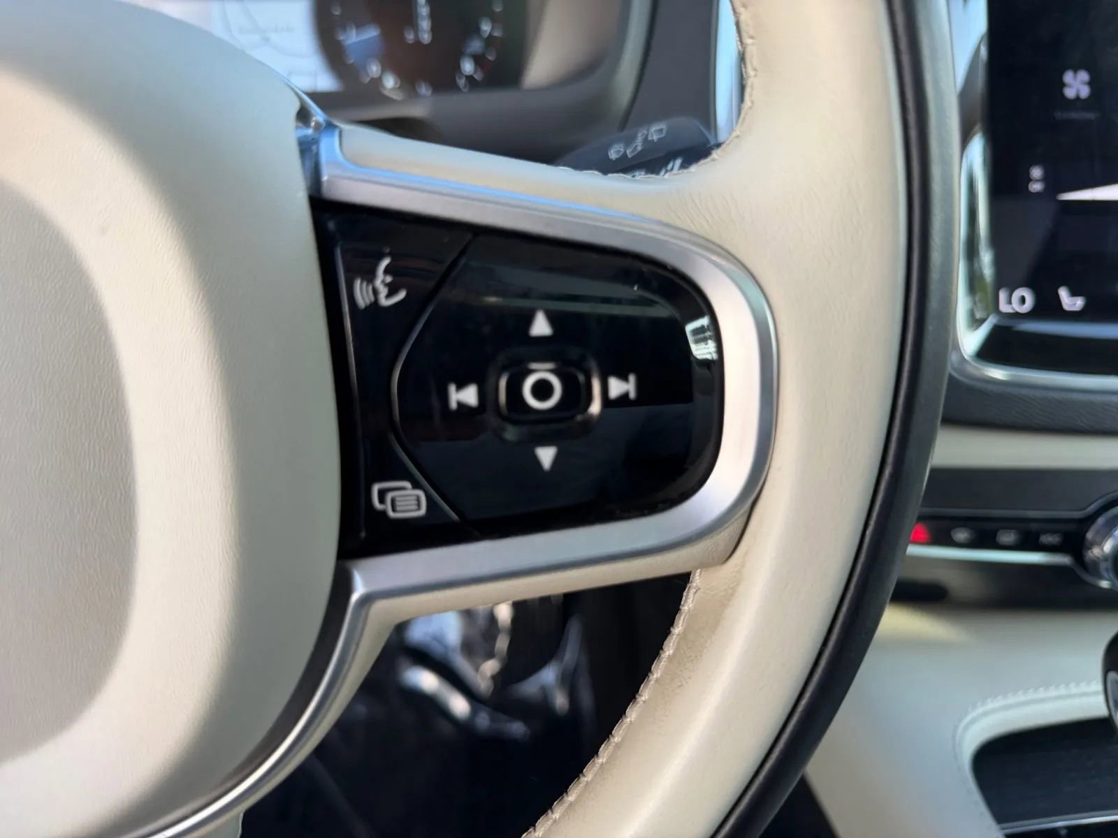 Used 2020 Volvo XC90 T6 Momentum w/ Protection Package Premier AWD/4WD image 23