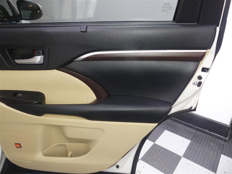 Used 2015 Toyota Highlander Limited Platinum image 26