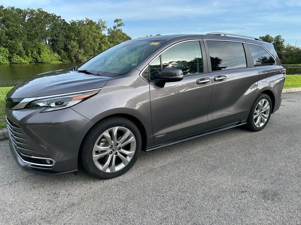 Certified 2021 Toyota Sienna Platinum FWD image 2