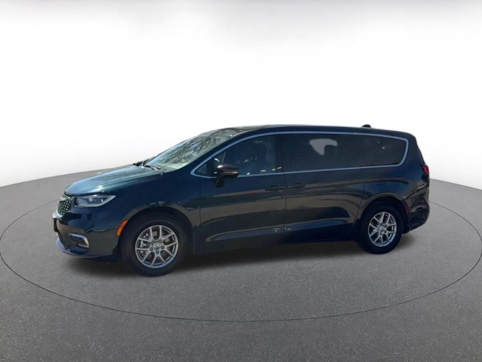 Used 2025 Chrysler Pacifica Select image 8
