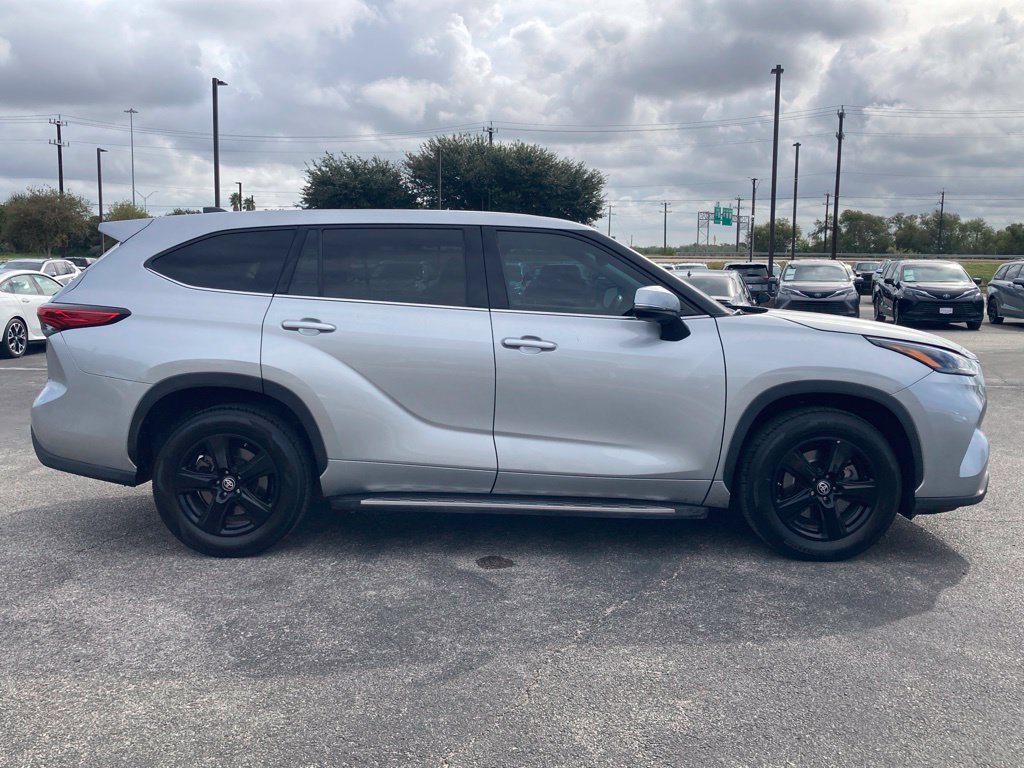 Used 2022 Toyota Highlander LE FWD image 4