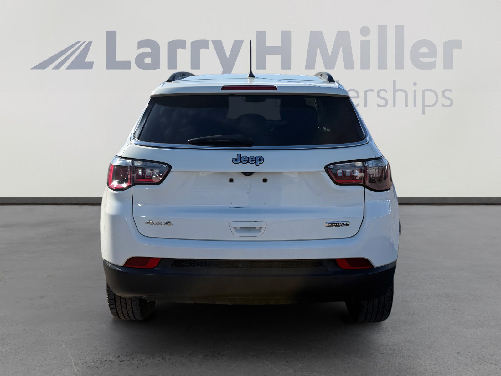 Used 2017 Jeep Compass Latitude image 4