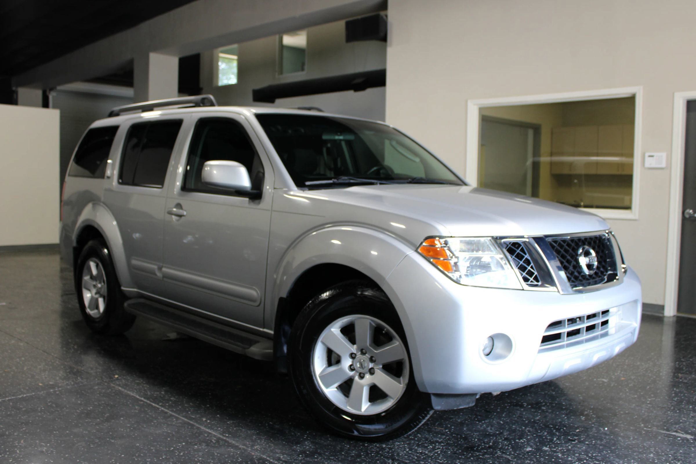 Used 2009 Nissan Pathfinder SE RWD image 1