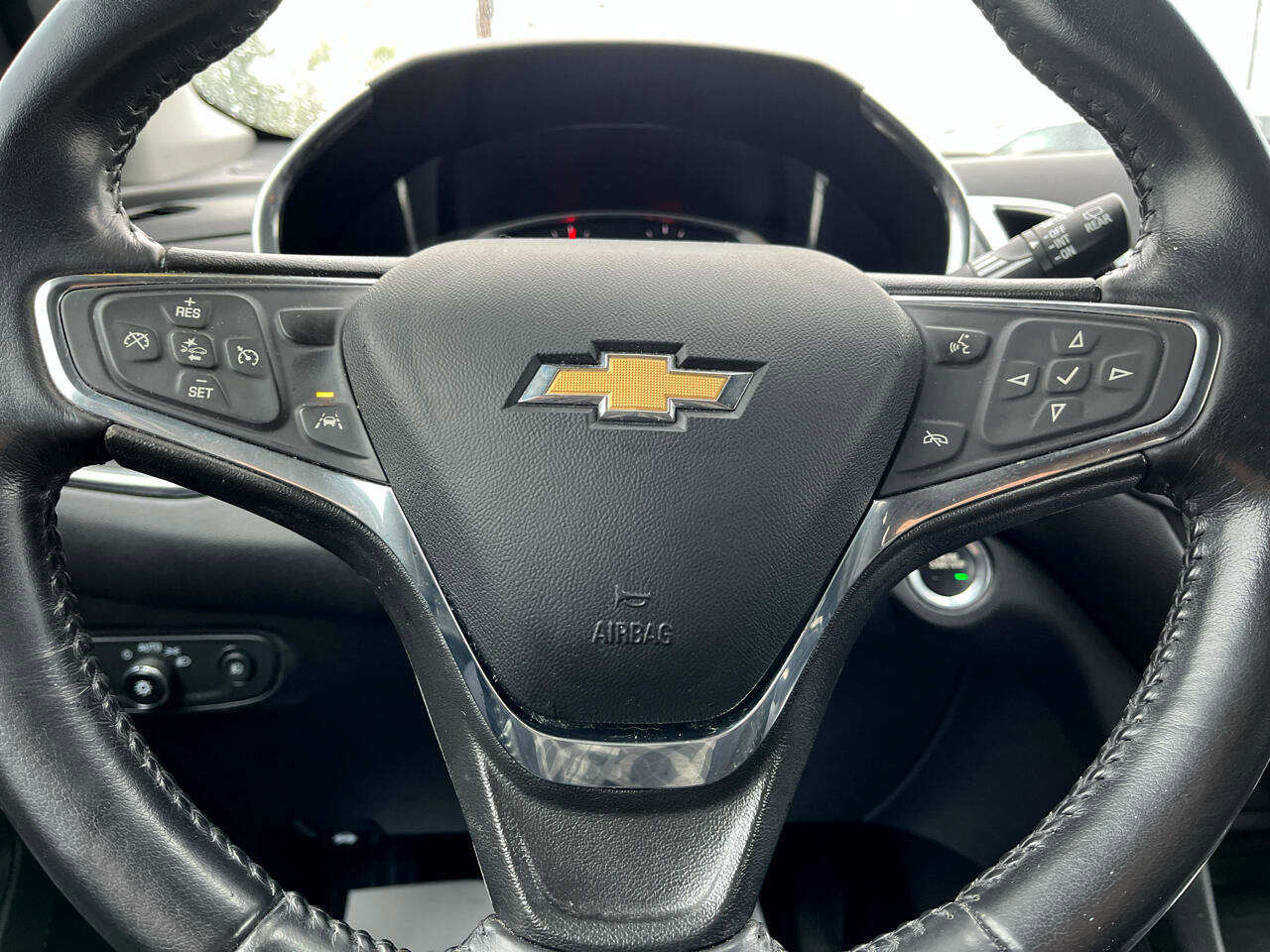 Used 2020 Chevrolet Equinox LT w/ Driver Convenience Package image 9