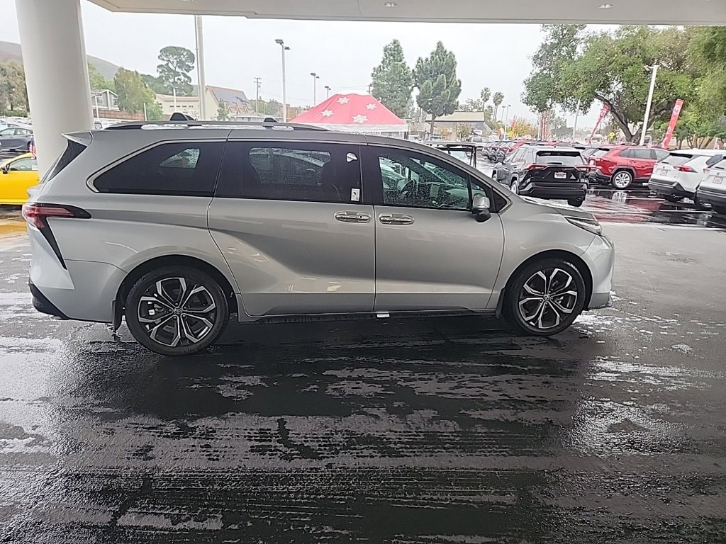 Used 2025 Toyota Sienna Platinum image 6