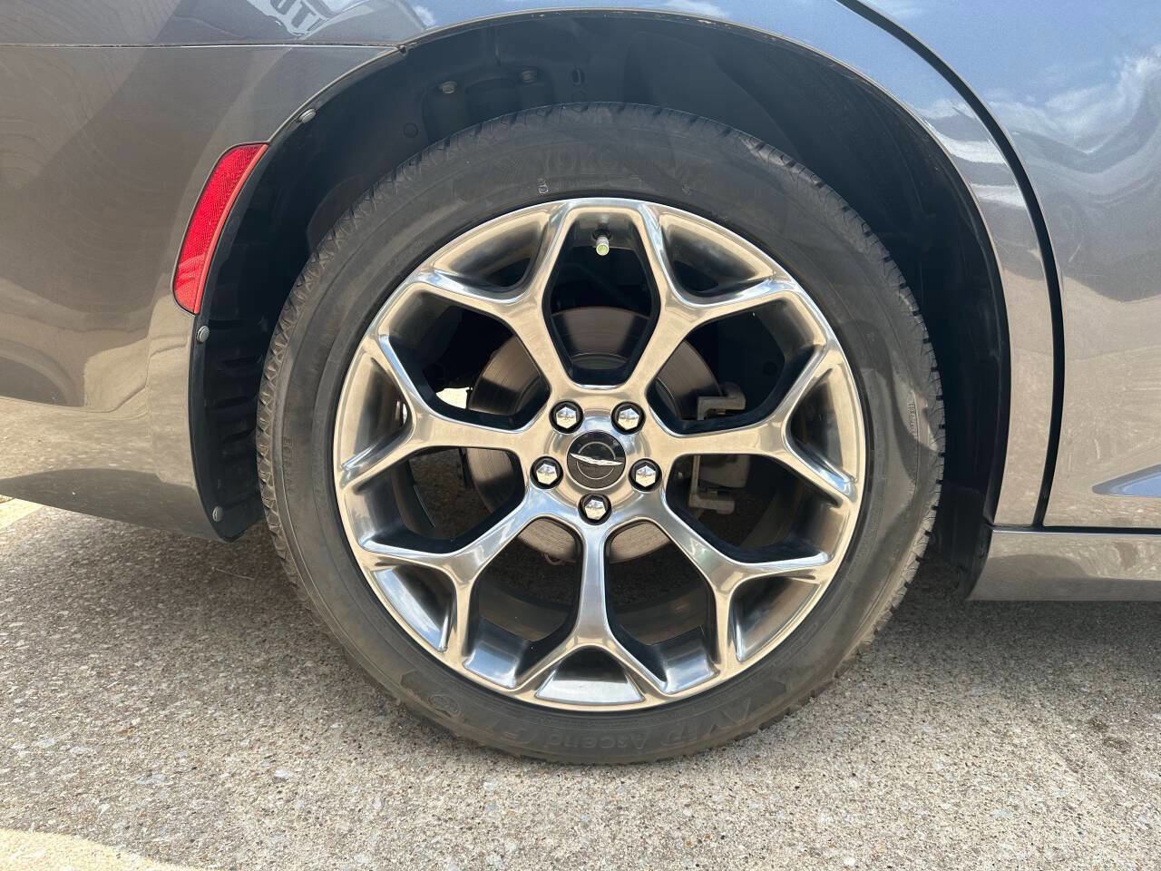 Used 2018 Chrysler 300 S w/ 300S Premium Group RWD image 10
