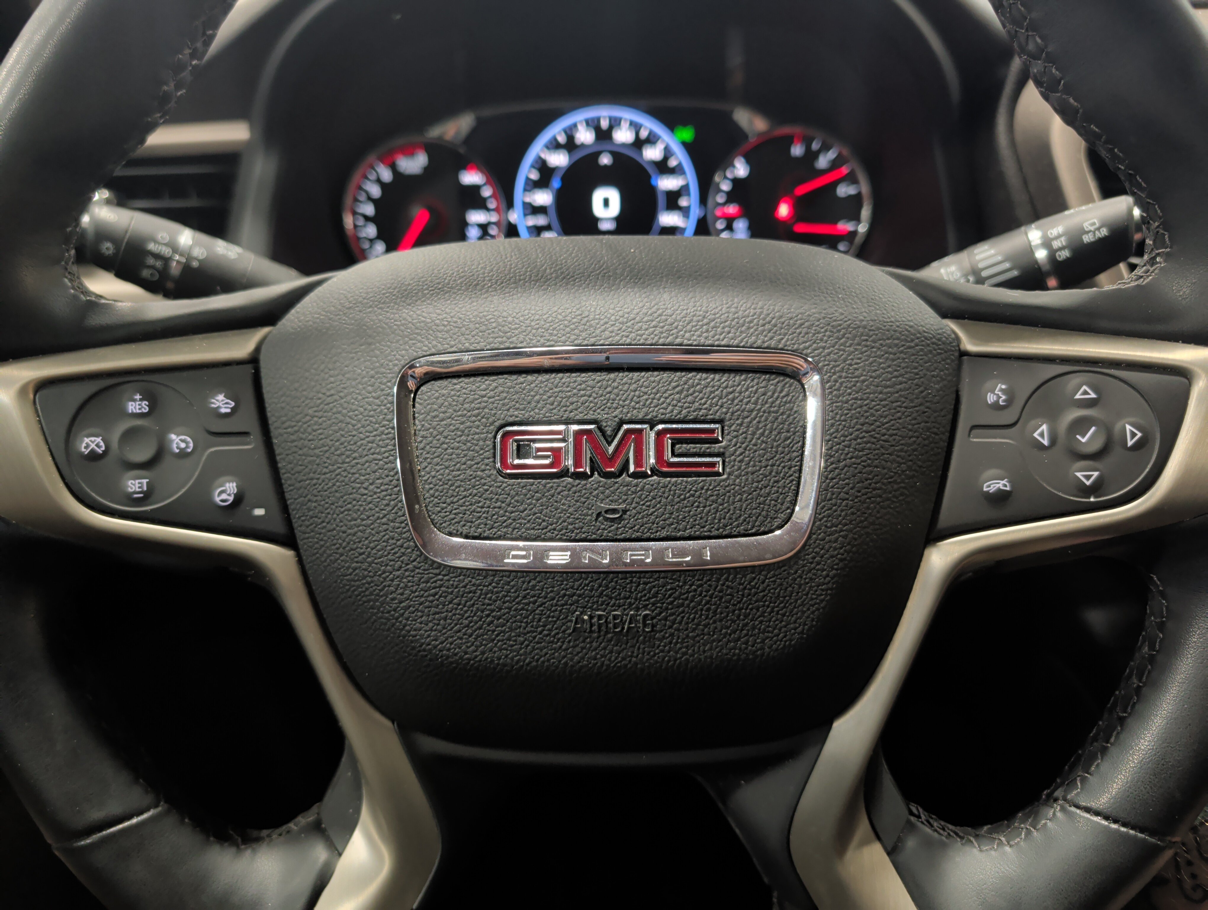 Used 2023 GMC Acadia Denali w/ Denali Technology Package AWD/4WD image 10