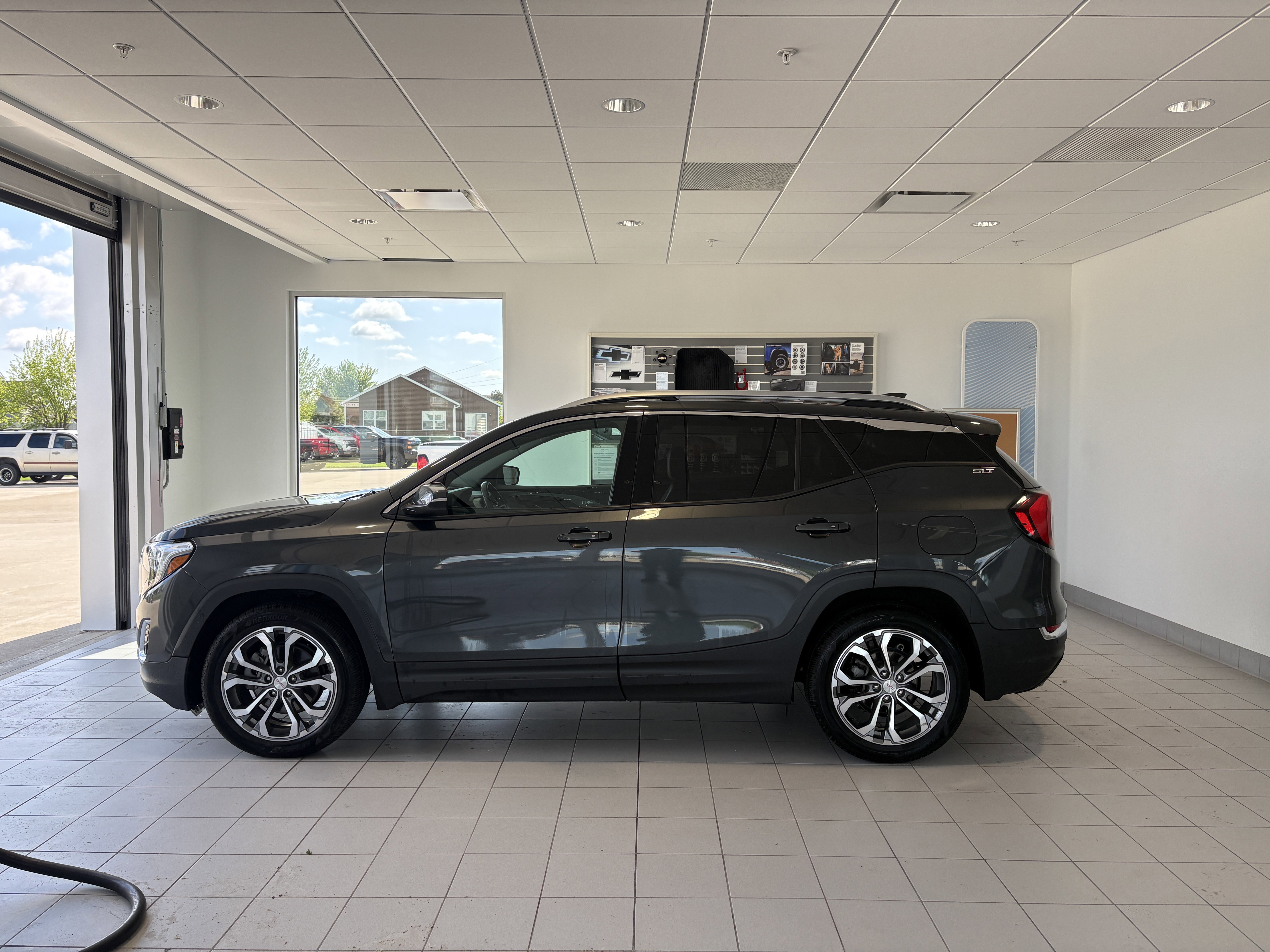 Used 2018 GMC Terrain SLT w/ Preferred Package FWD image 2