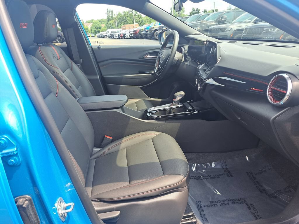 Used 2025 Chevrolet Trax RS w/ Sunroof Package FWD image 31