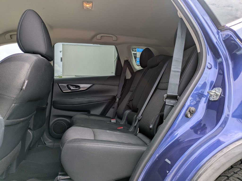 Used 2019 Nissan Rogue SV image 16