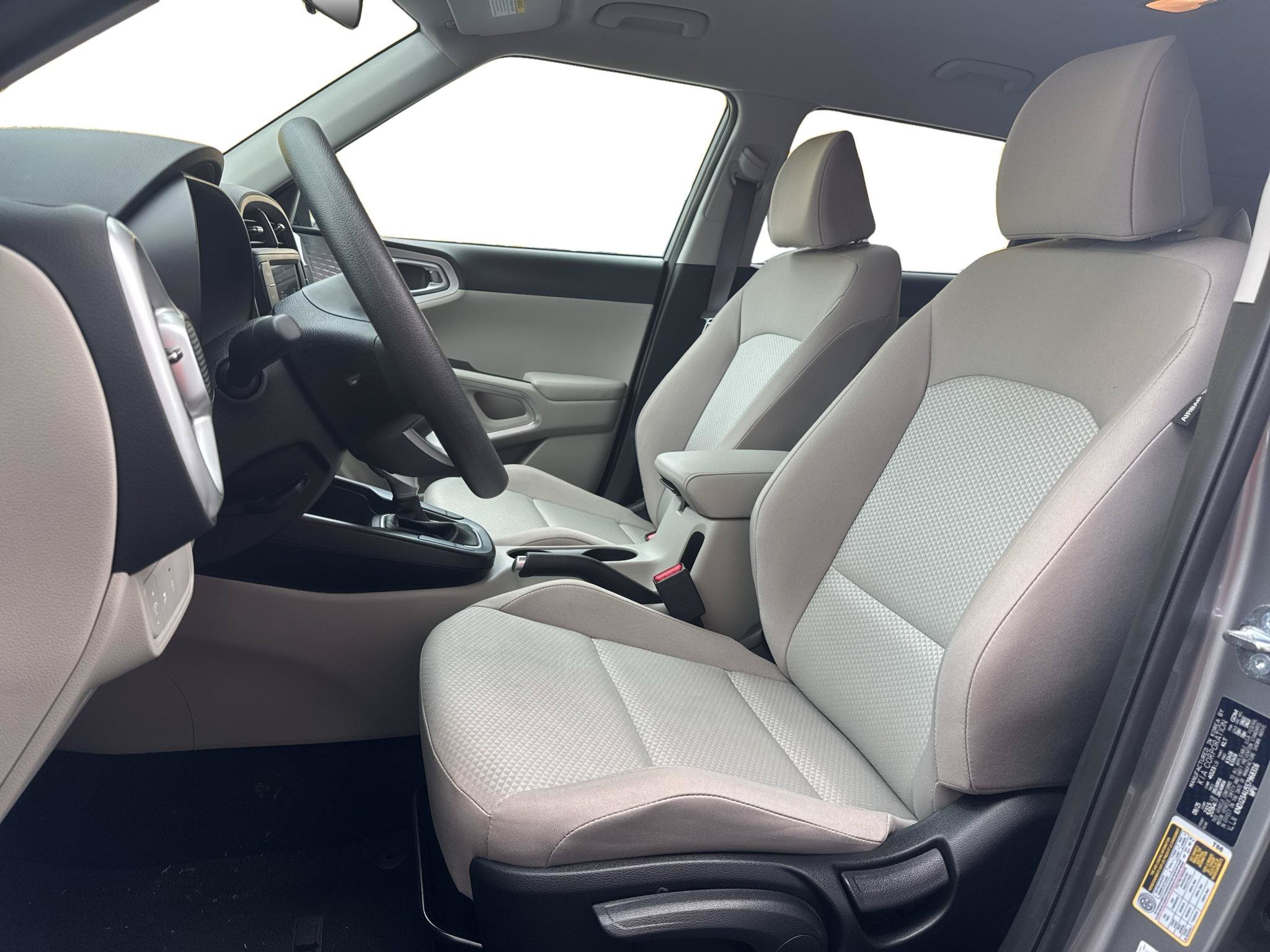 Certified 2025 Kia Soul LX w/ LX Technology Package FWD image 6