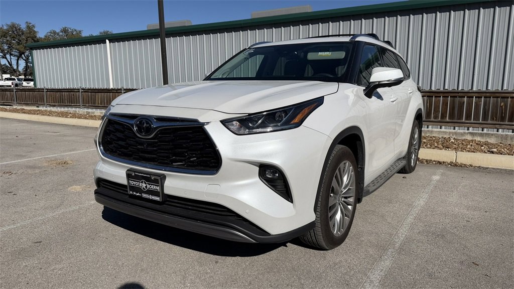 Used 2025 Toyota Highlander Platinum image 16