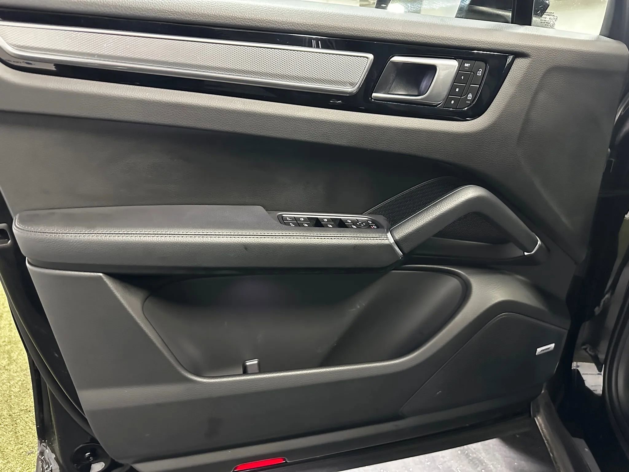 Used 2023 Porsche Cayenne image 12