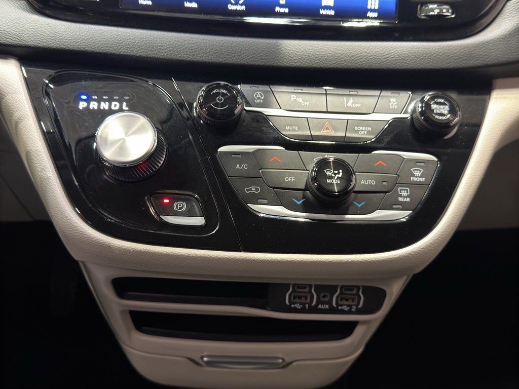 Used 2024 Chrysler Pacifica Touring-L image 30
