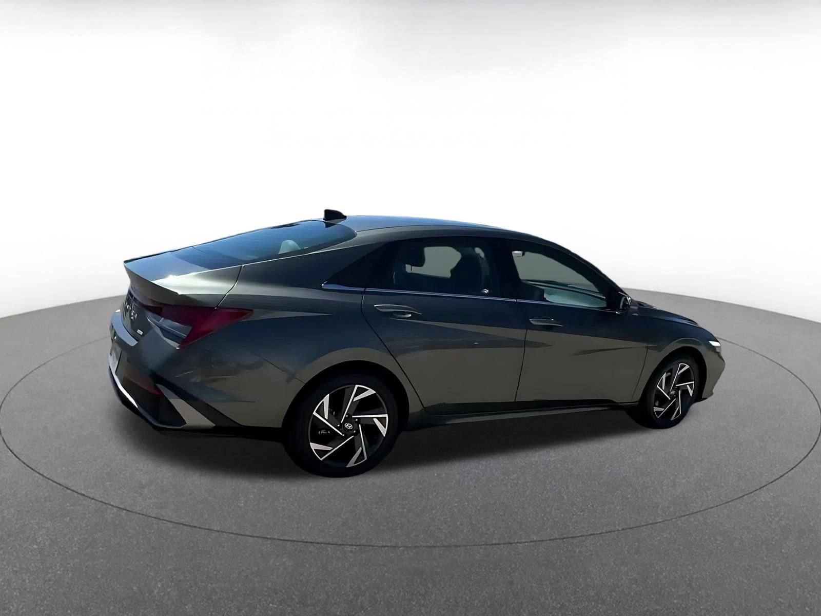Used 2025 Hyundai Elantra Limited FWD image 13