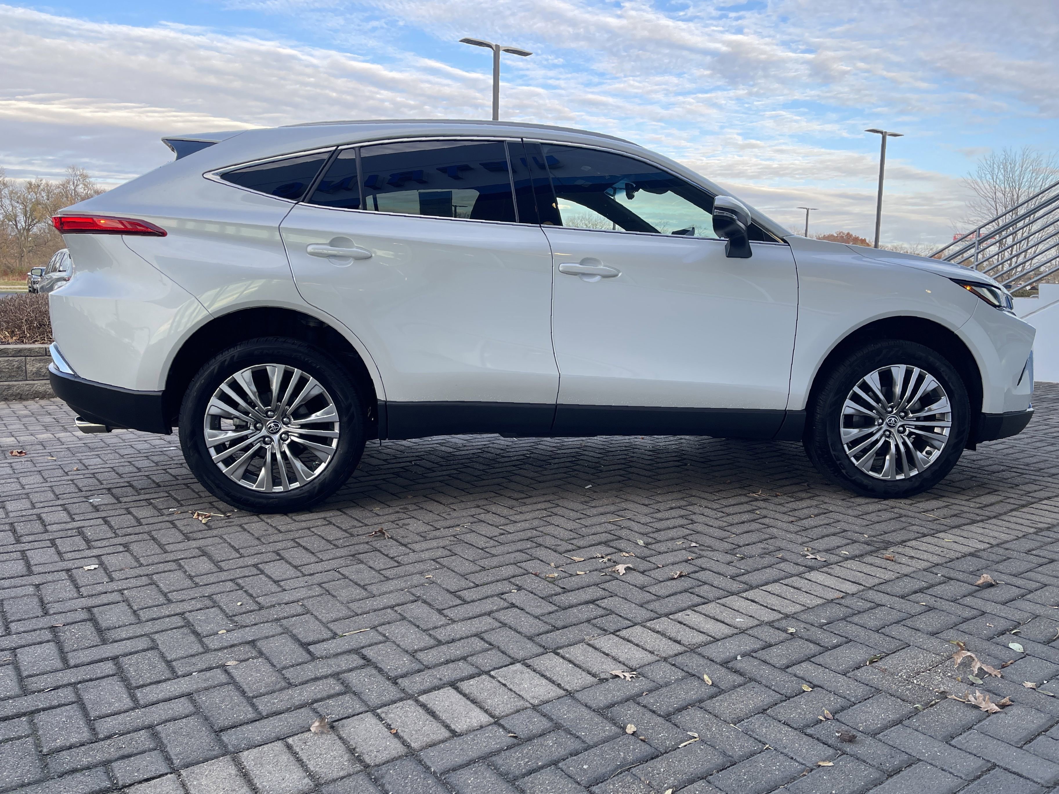 Used 2023 Toyota Venza XLE image 6