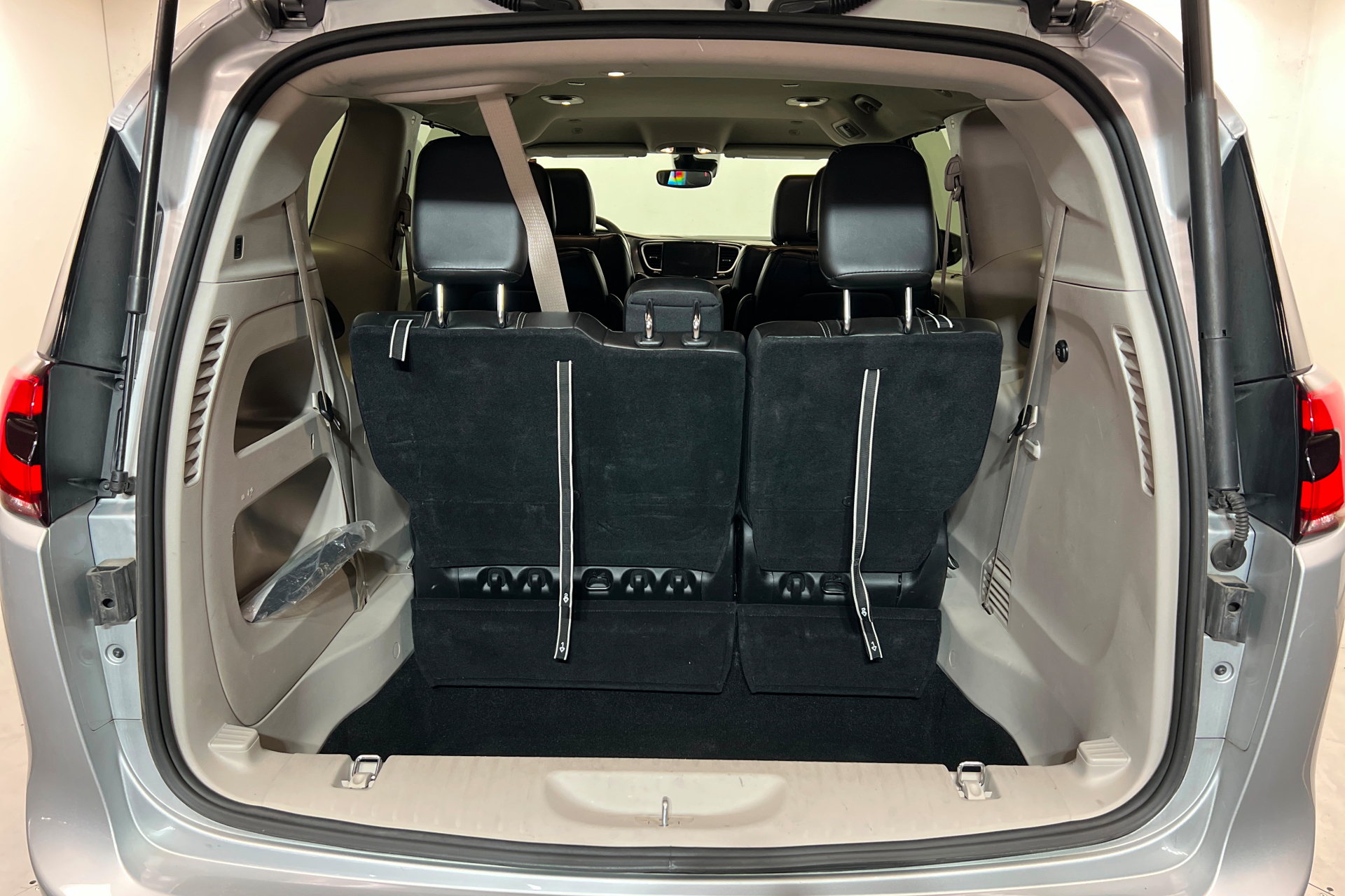 Used 2024 Chrysler Pacifica Touring-L FWD image 22