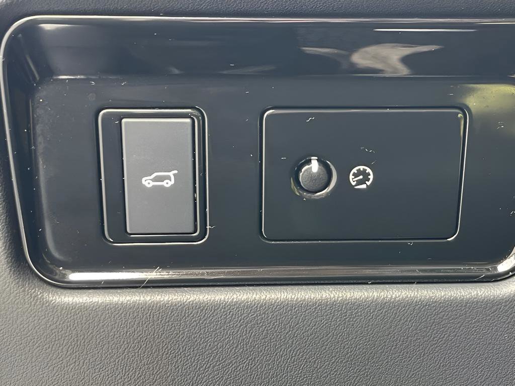 Used 2018 Jaguar F-PACE Premium image 38