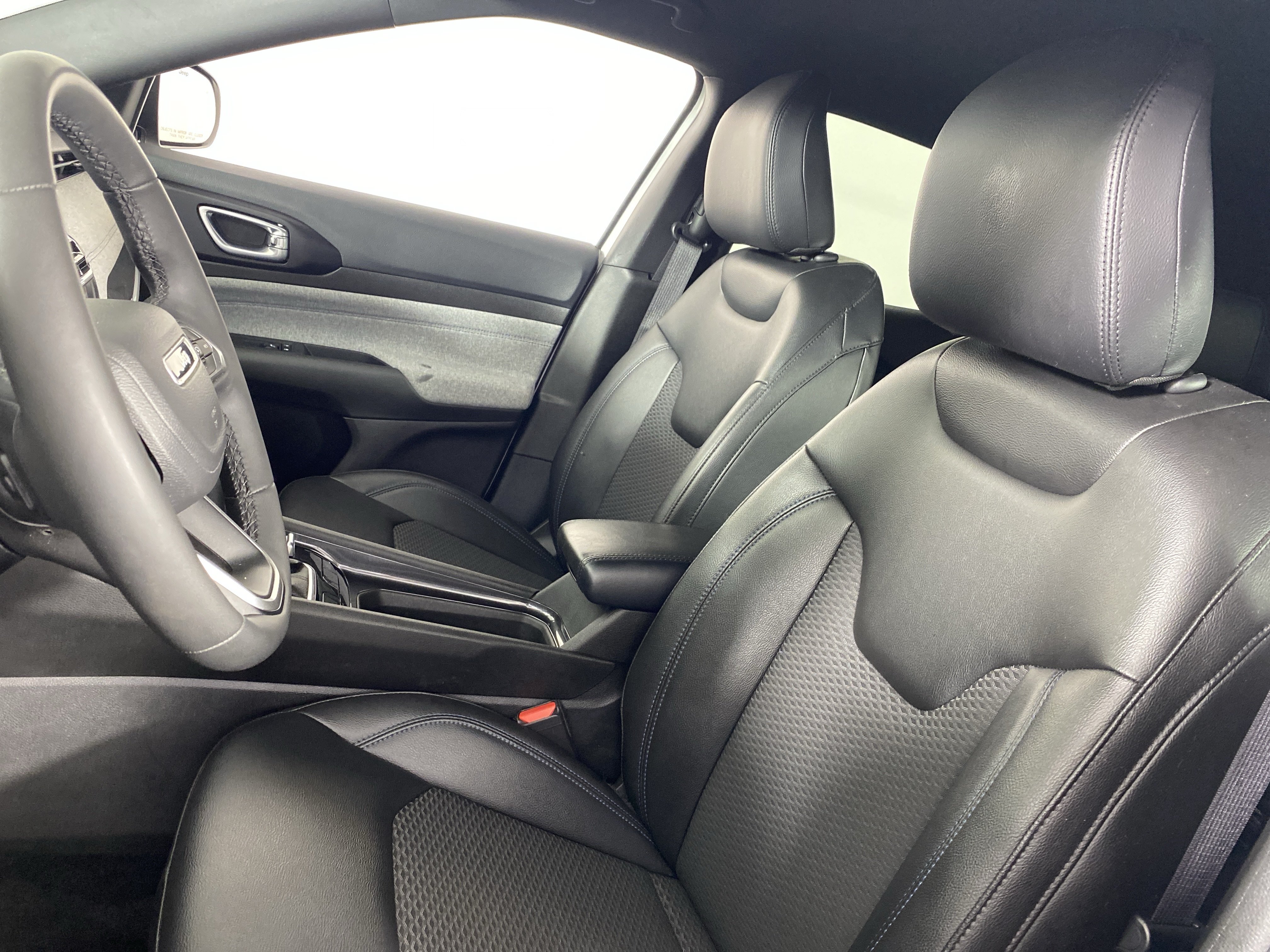 Used 2025 Jeep Compass Latitude AWD/4WD image 16